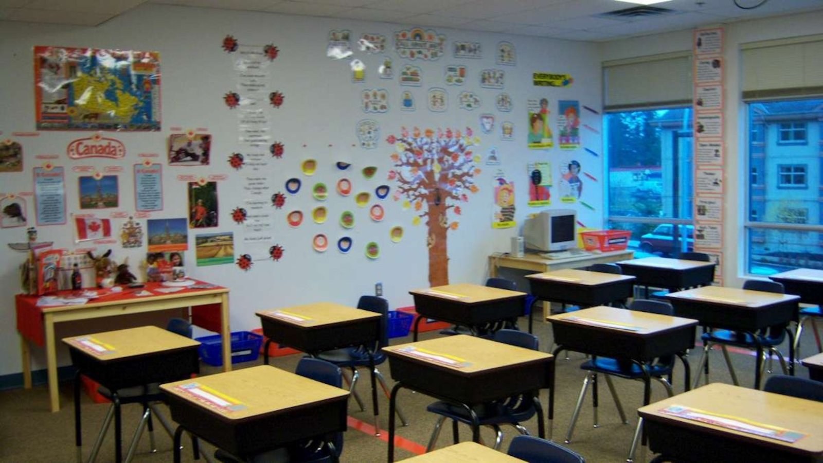 Как можно оформить класс. Украшение стен в школе. Декор школьного класса. Украшение кабинета в начальной школе. Классный кабинет в начальной школе.