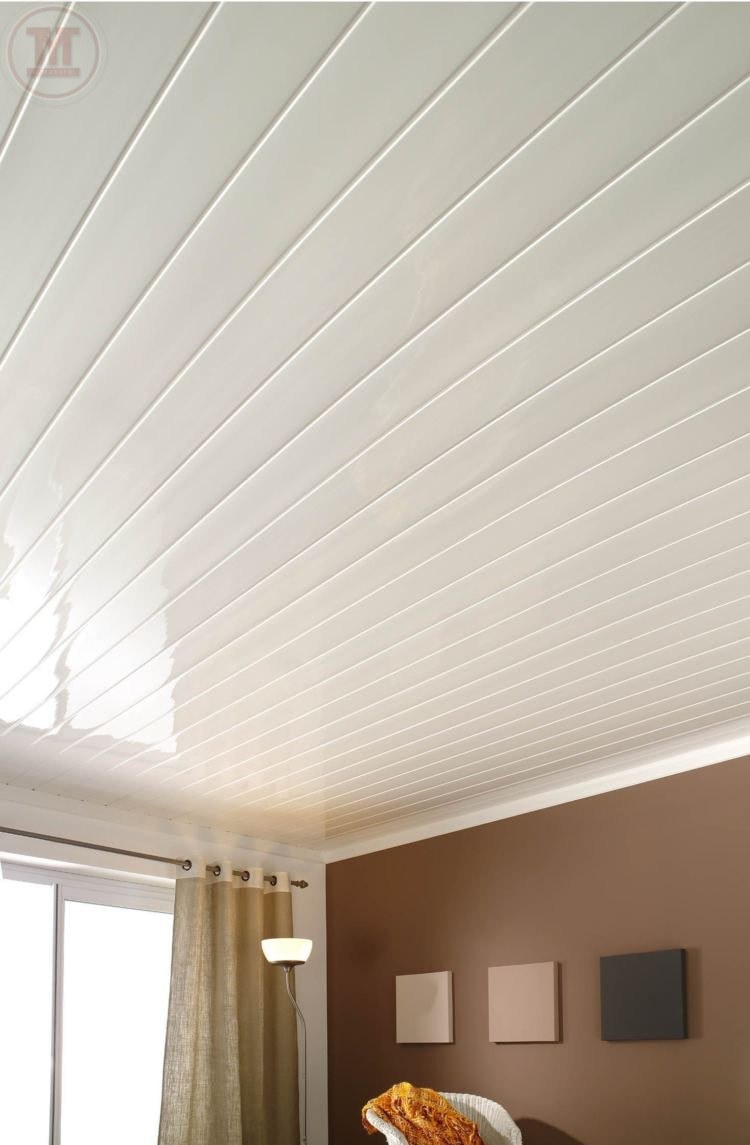 Потолок оклеенный обоями