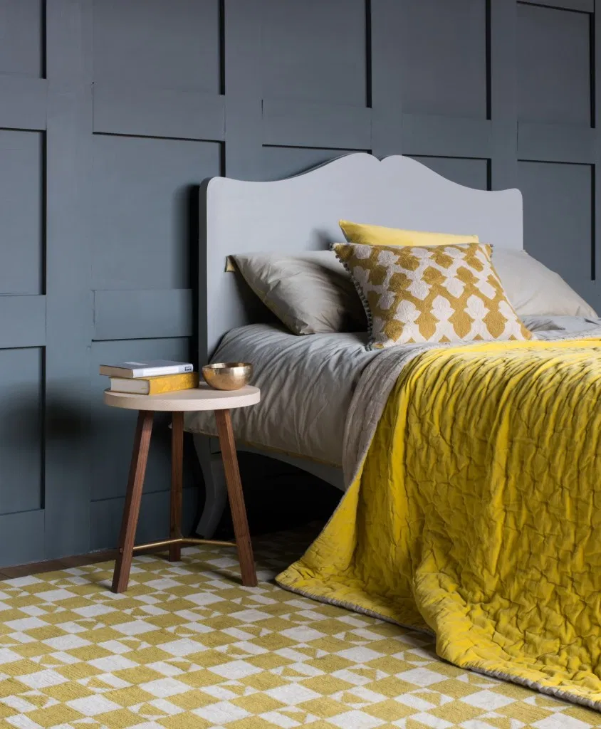 Карниз в спальне от стены до стены