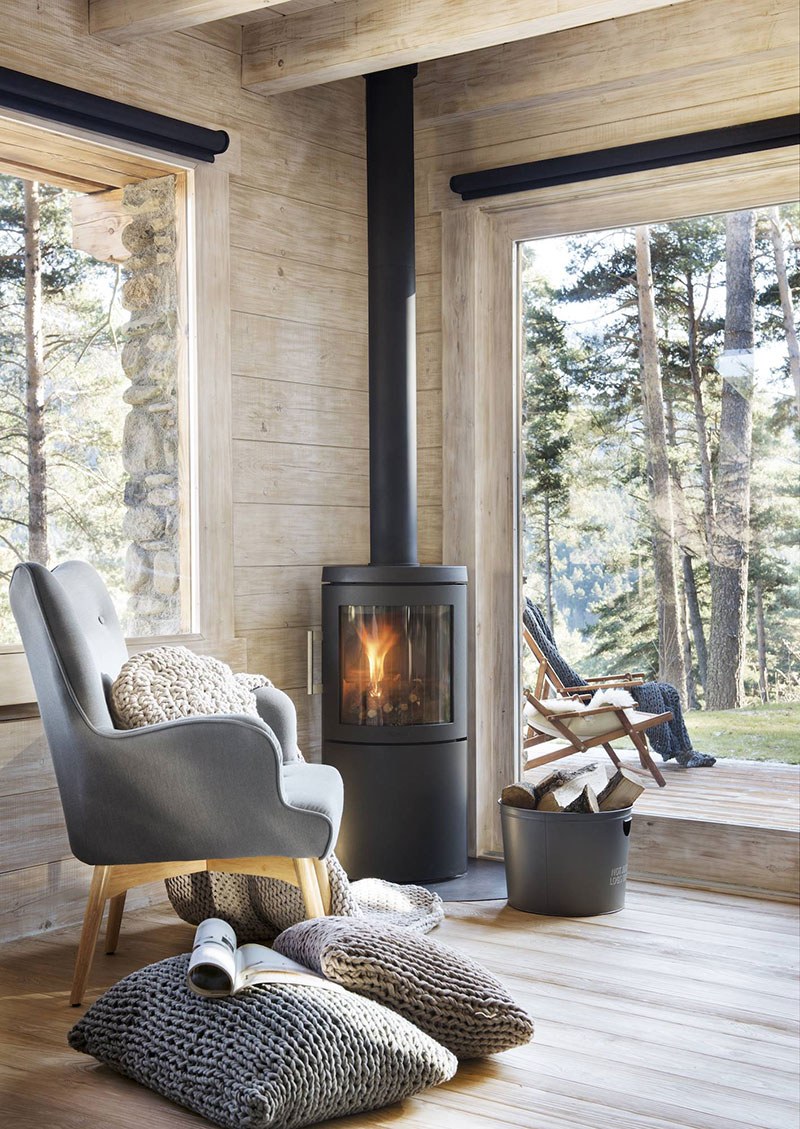 Печь в интерьере загородного дома