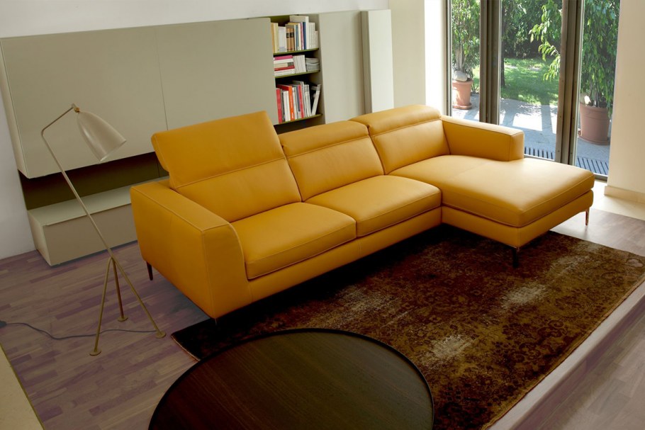 Гостиная с лиловым диваном