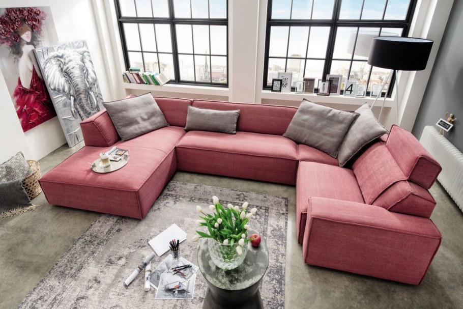 Модульные картины в интерьере гостиной над диваном