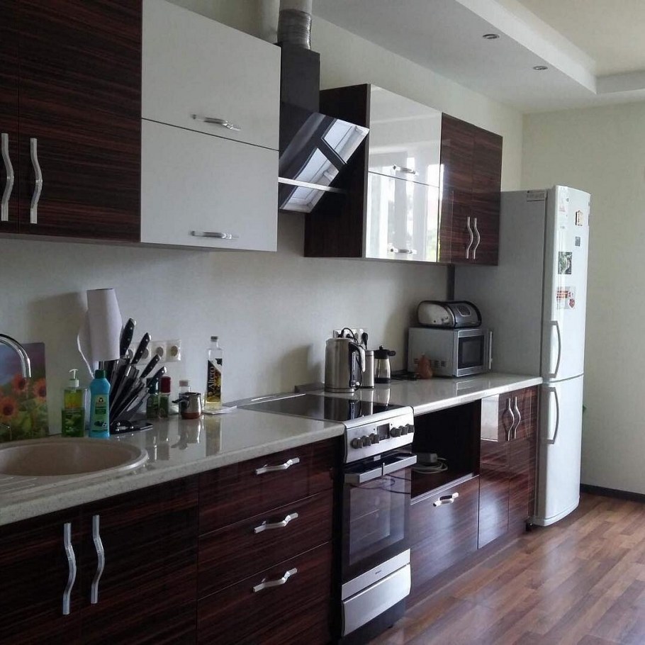 Кухня с комбинированными фасадами