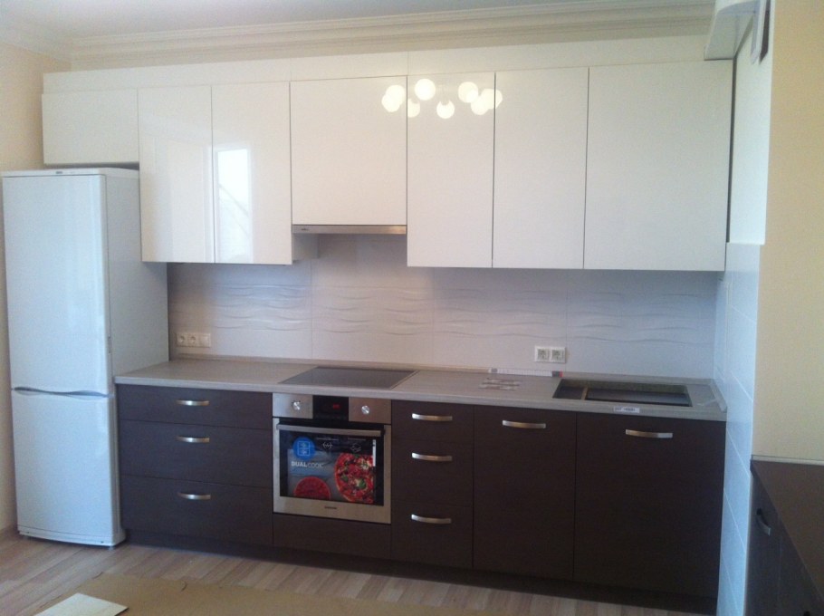 Кухня бежевый верх темный низ