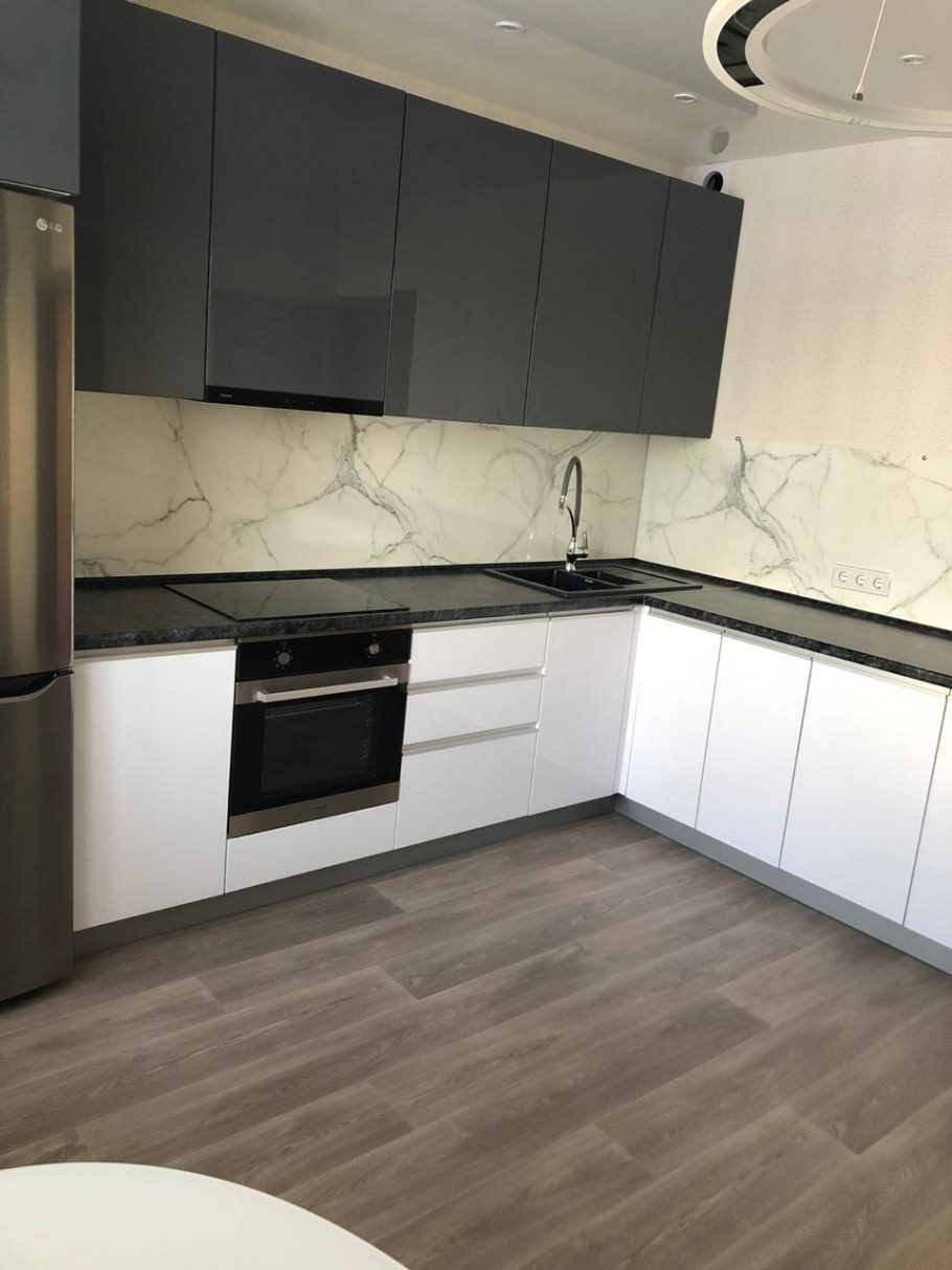 Кухня темный низ светлый верх