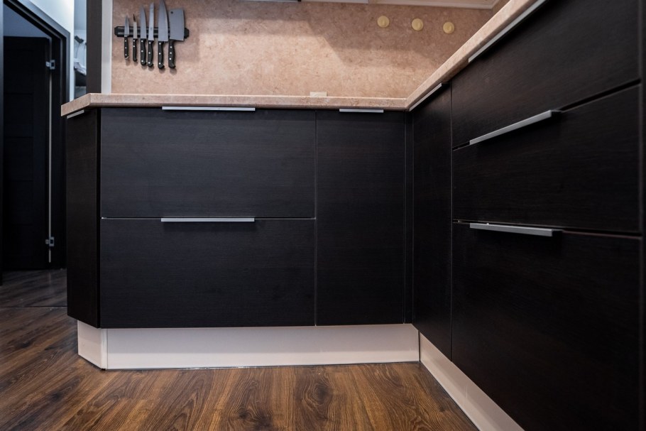 Кухонный гарнитур белый верх коричневый низ