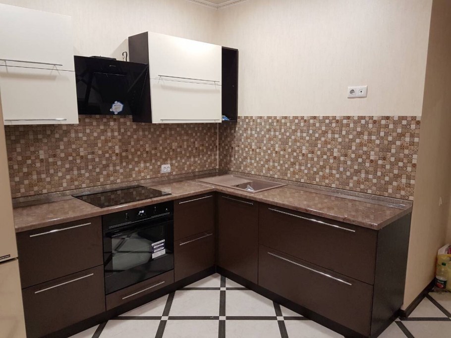 Белая кухня со столешницей венге