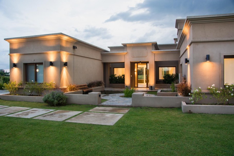 Освещение фасада одноэтажного дома