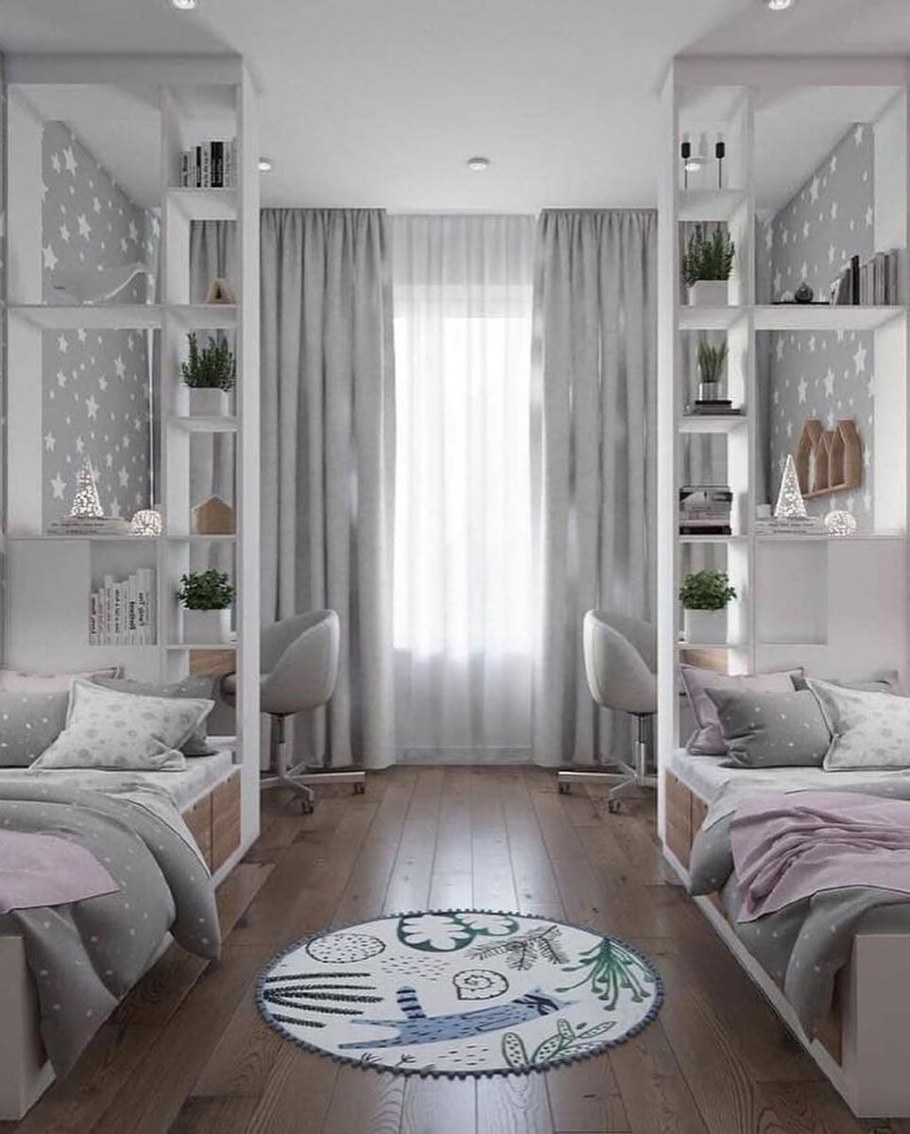 В узкой комнате кровать для подростка