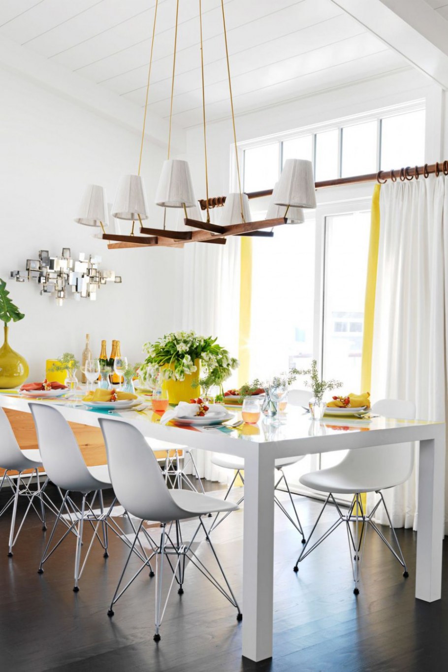 Интерьерные решения с белым столом