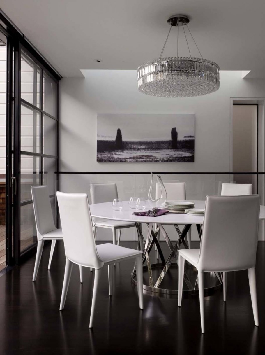 Люстра над обеденным столом в гостиной