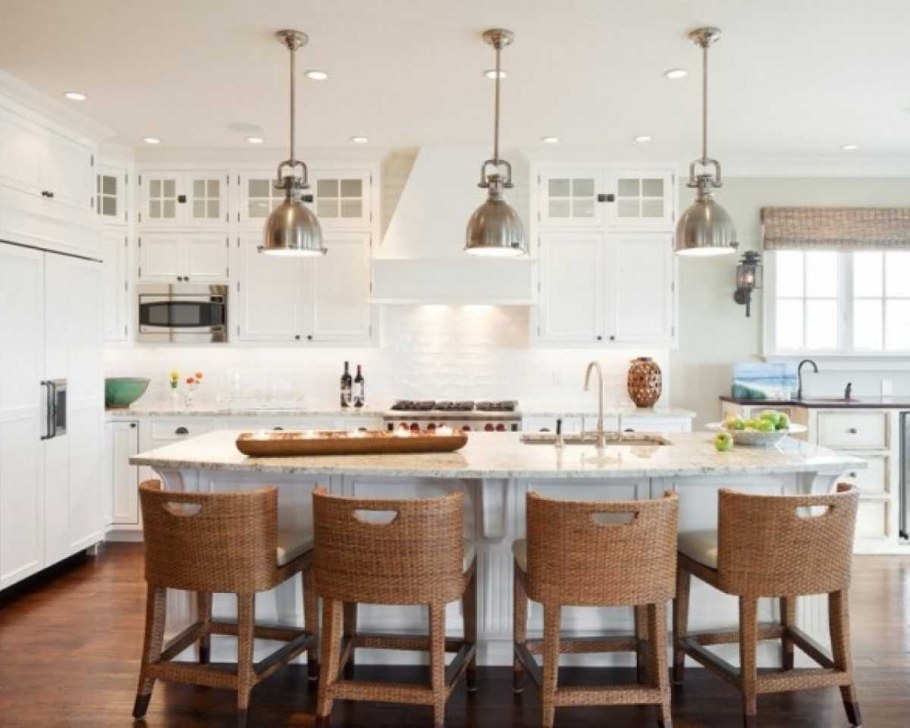 Светильник над островом на кухне в скандинавском стиле