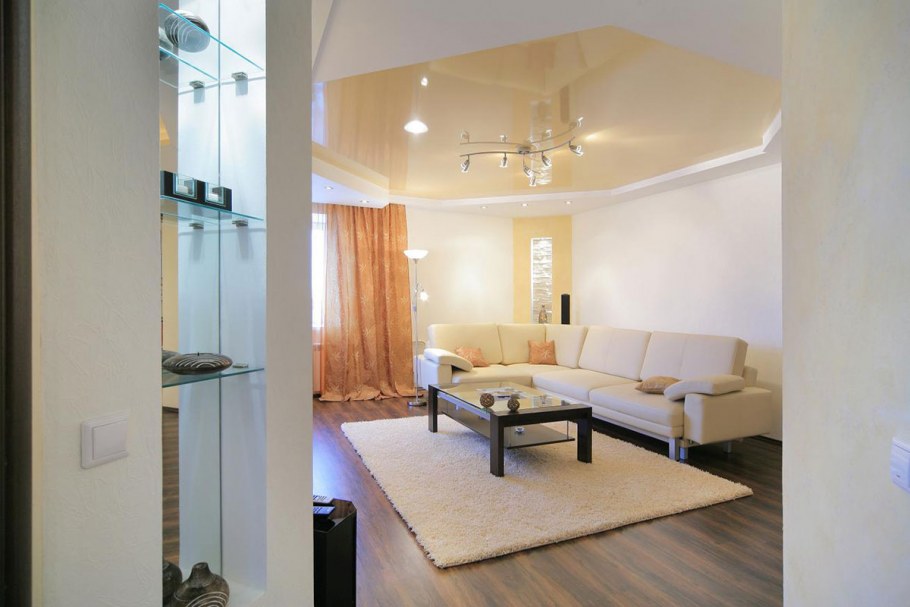 Красный потолок в спальне