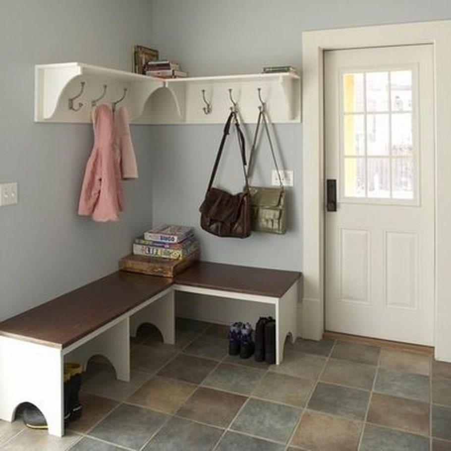 Маленькая прихожая на даче