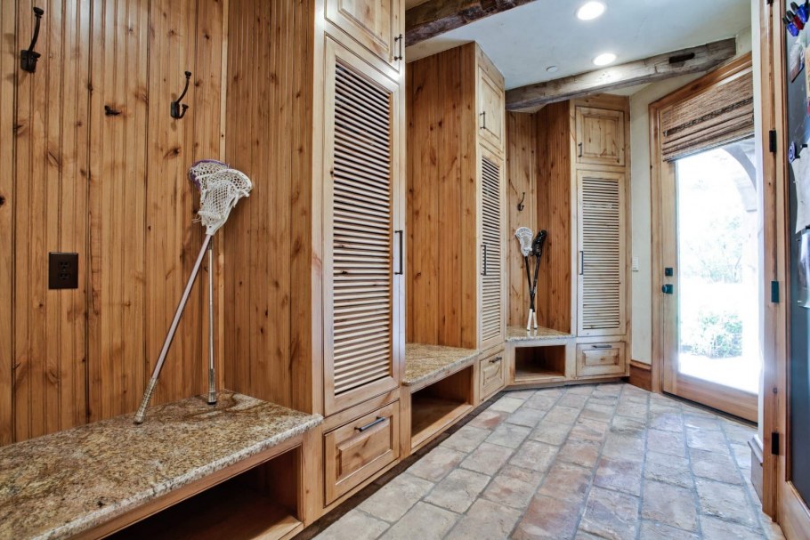 Прихожая отделанная деревом