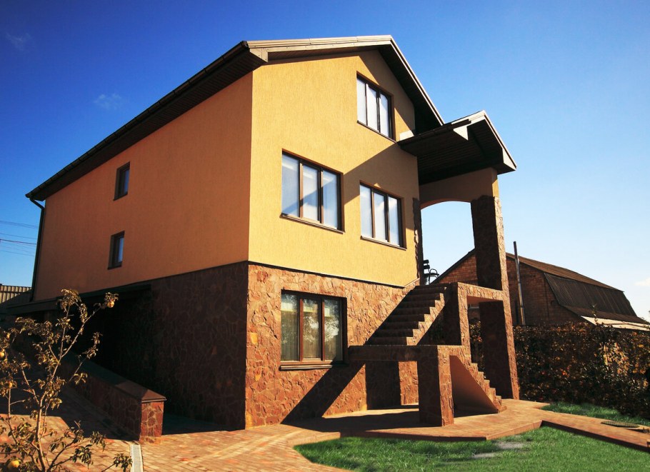 Дом с высоким цоколем