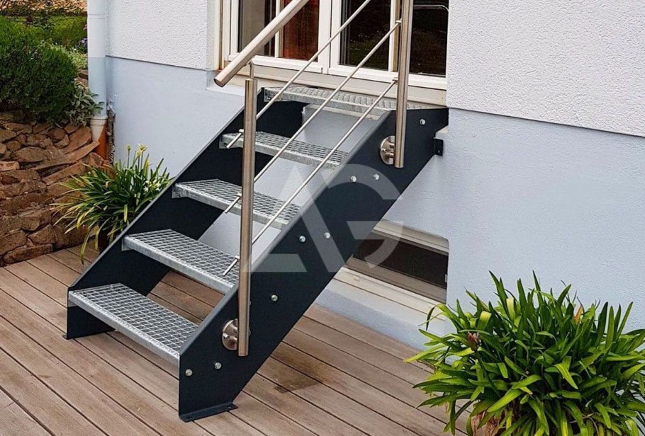 Ступеньки для лестницы металлические