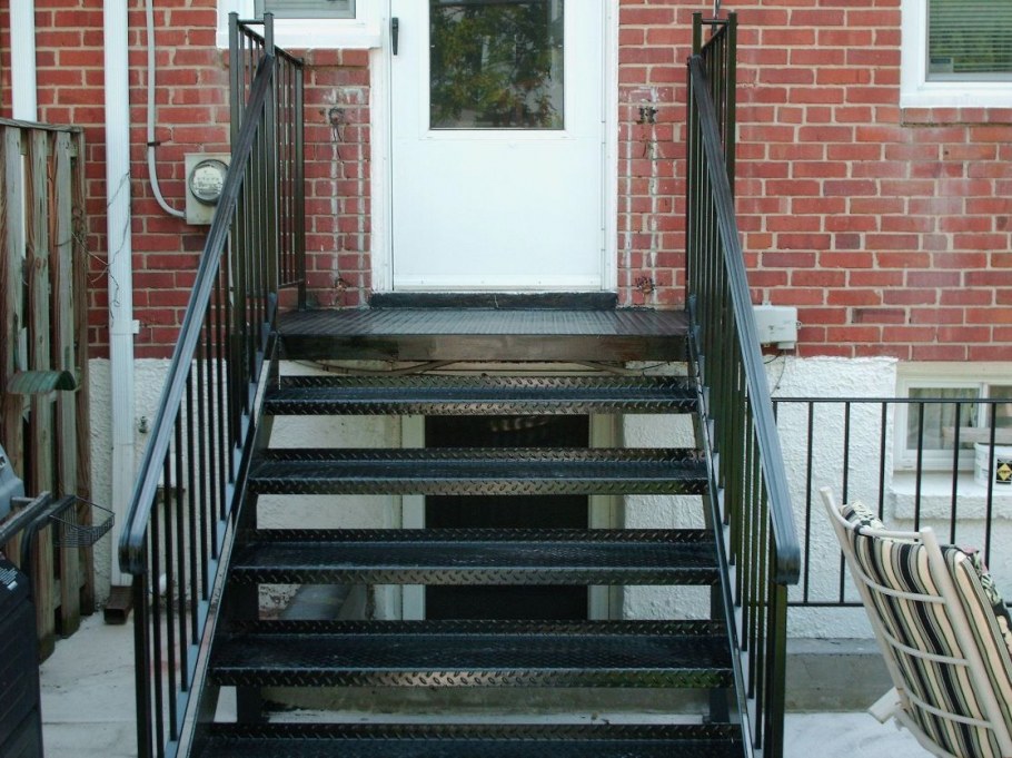 Лестница металлическая уличная