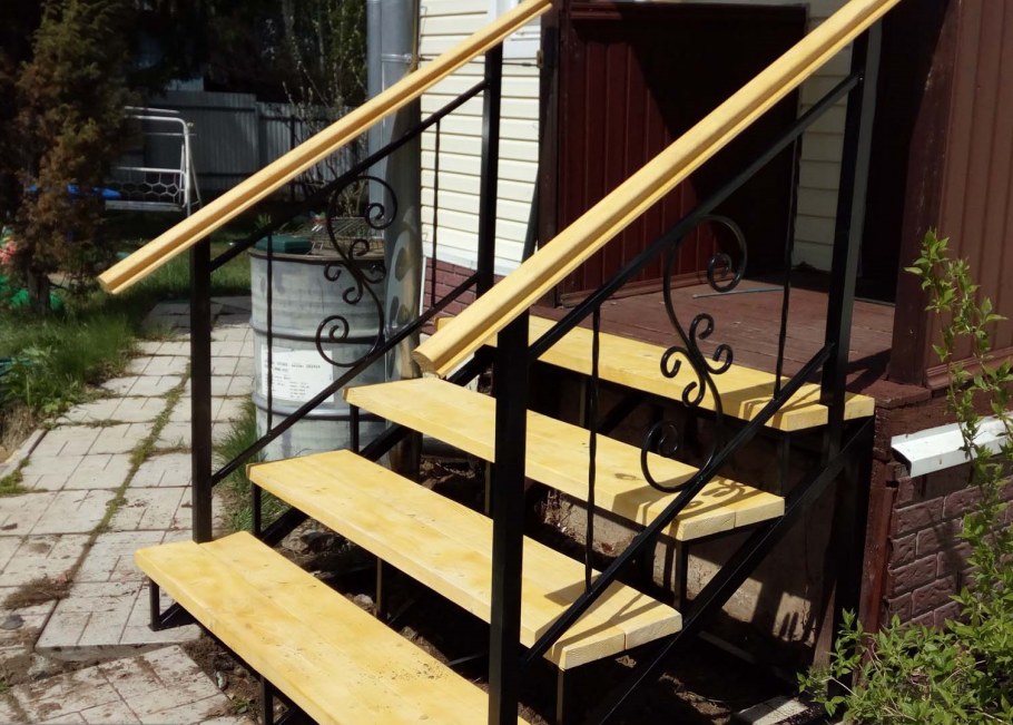 Металлическая лестница для крыльца