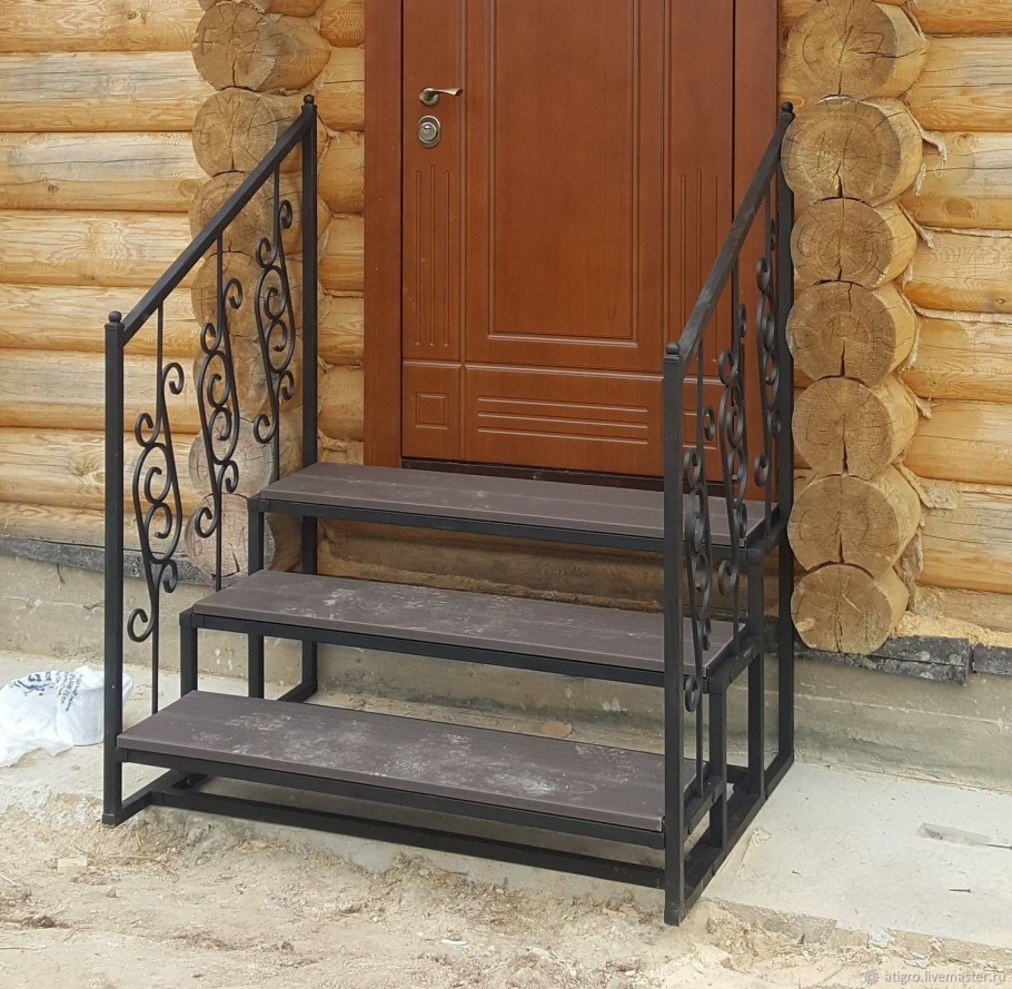 Металлическая лестница для крыльца