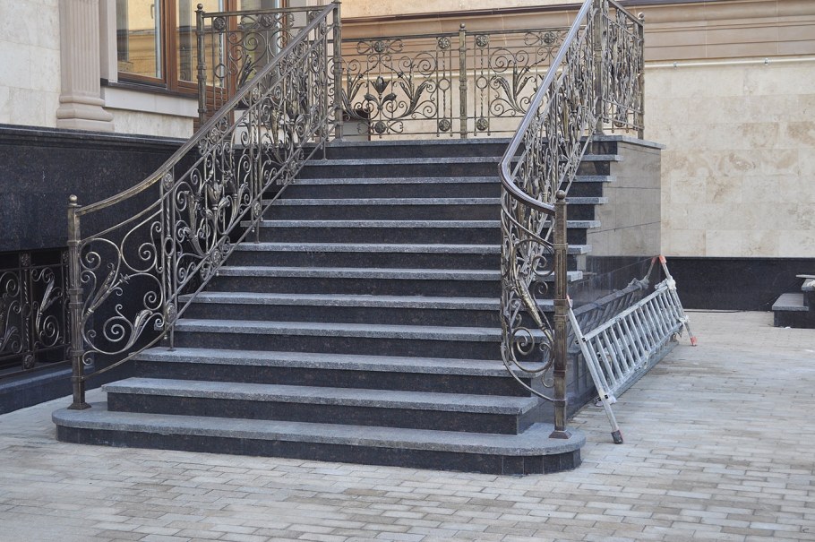 Лестница из гранита Блэк Гэлакси