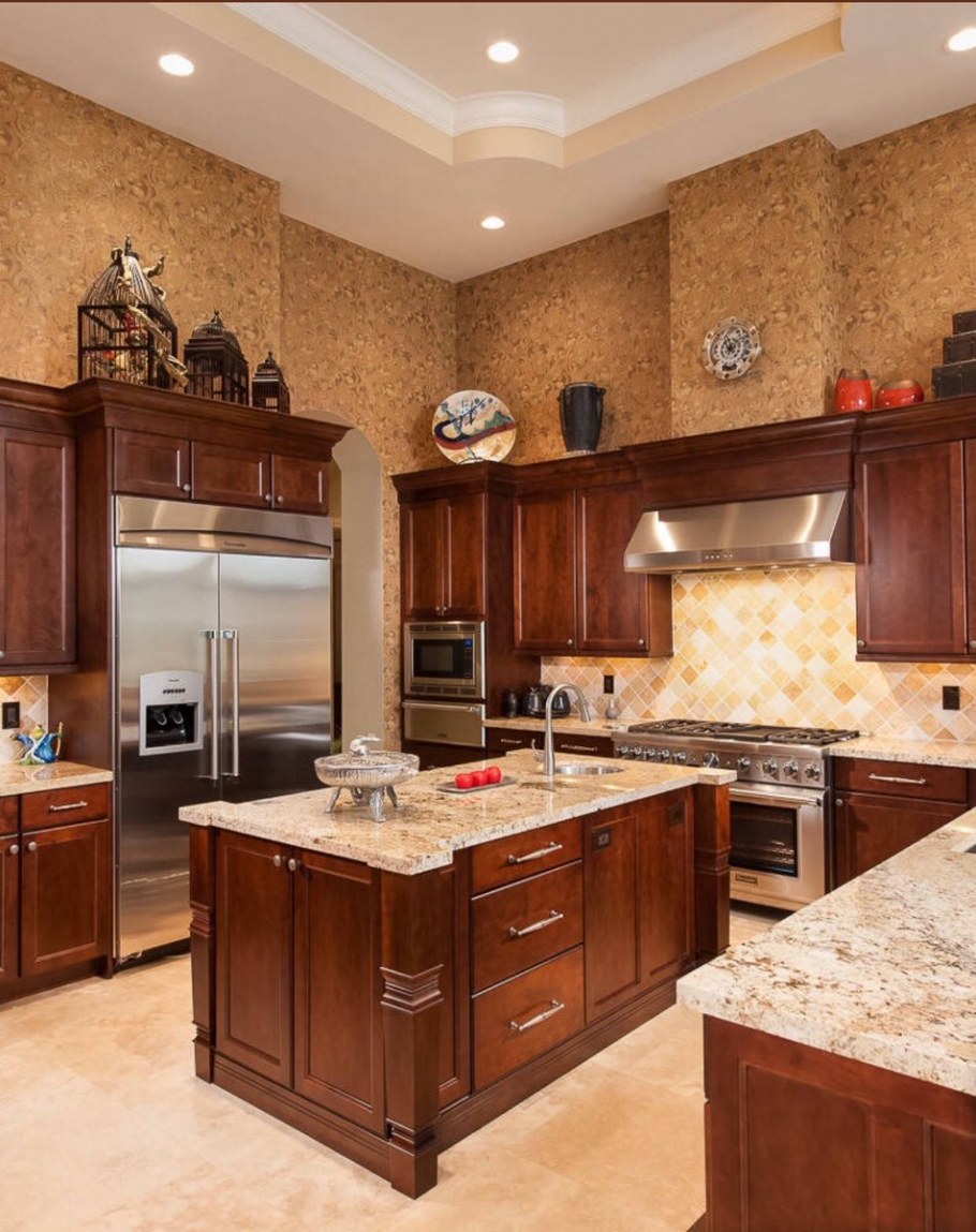 Кухня классическая коричневая