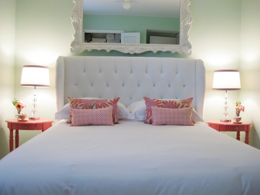 Мятная кровать в интерьере спальни