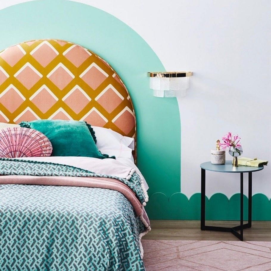 Мятные стены в спальне