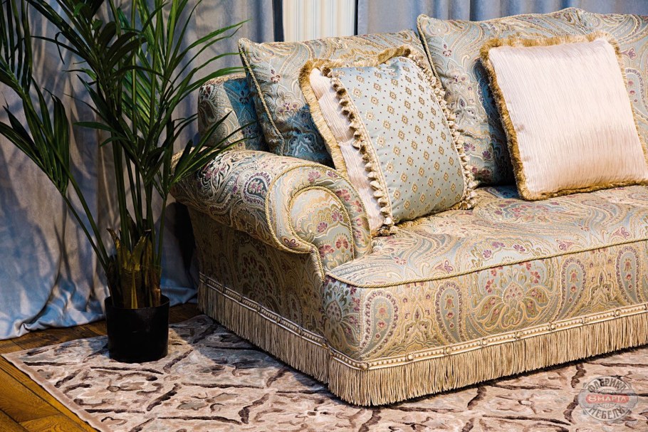 Серый диван с кантом