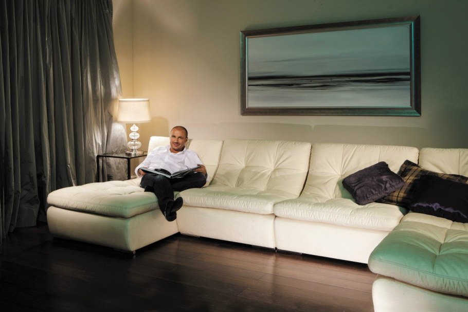 Бежевый диван с кантом