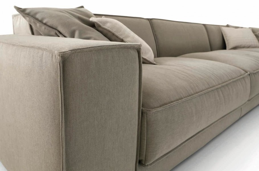 Темно-синий диван в интерьере