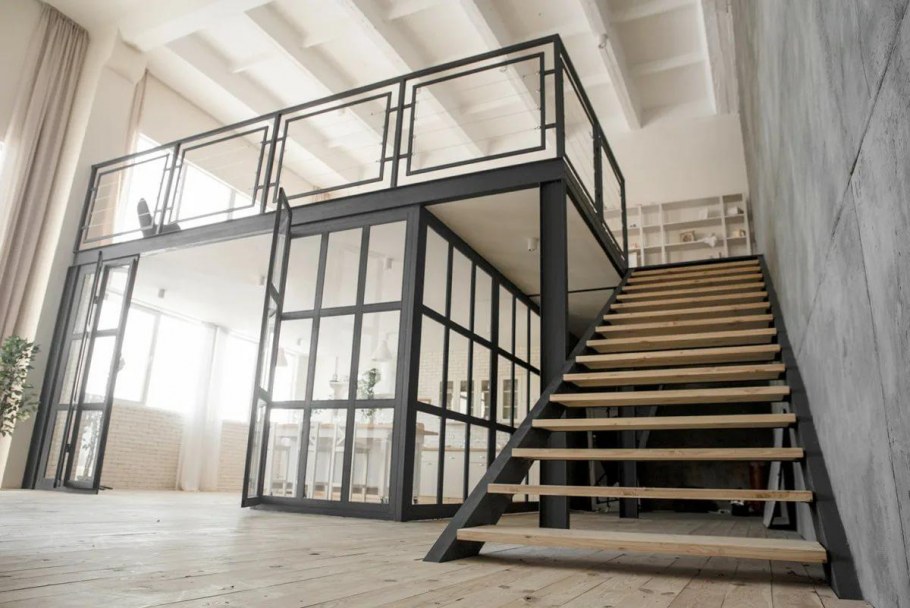 Стальная лестница на Мезонин склад