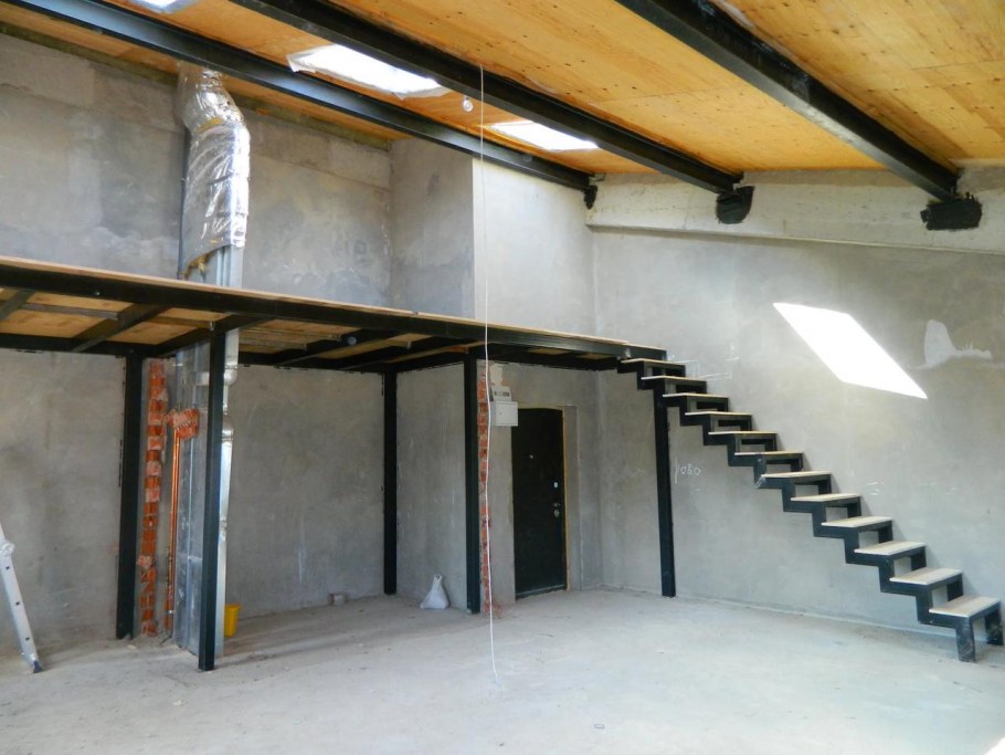 Антресольных этажах на металлическом каркасе