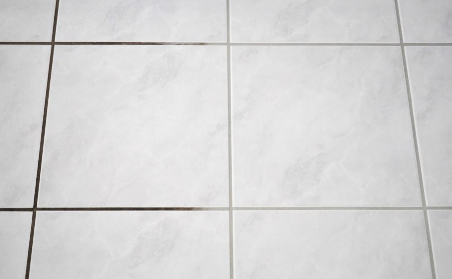 Серая прямоугольная плитка на полу