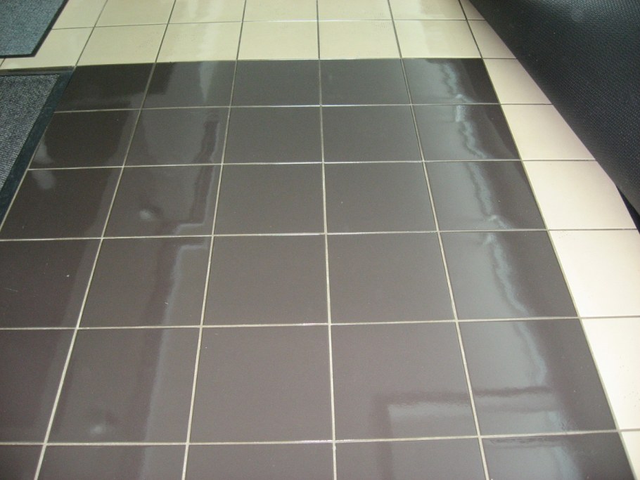 Синяя затирка на белой плитке