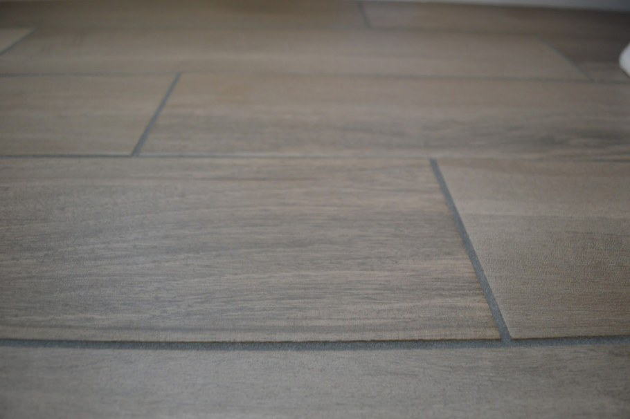 Плитка под мрамор с серой затиркой