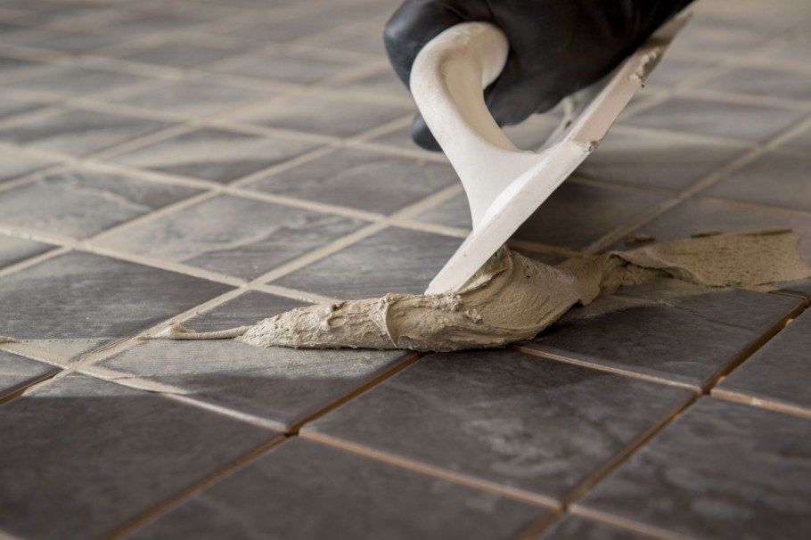 Серая плитка с черной затиркой