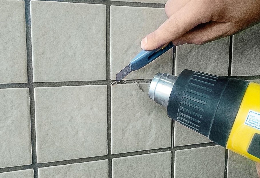 Серая затирка на белой плитке