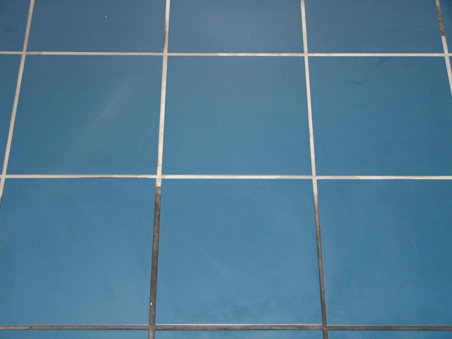 Серая плитка с зеленой затиркой