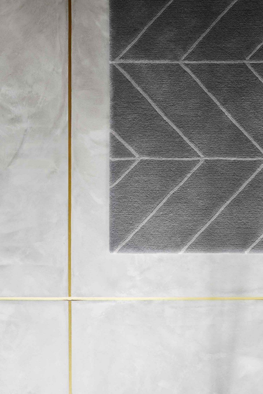 Белая плитка с зеленой затиркой