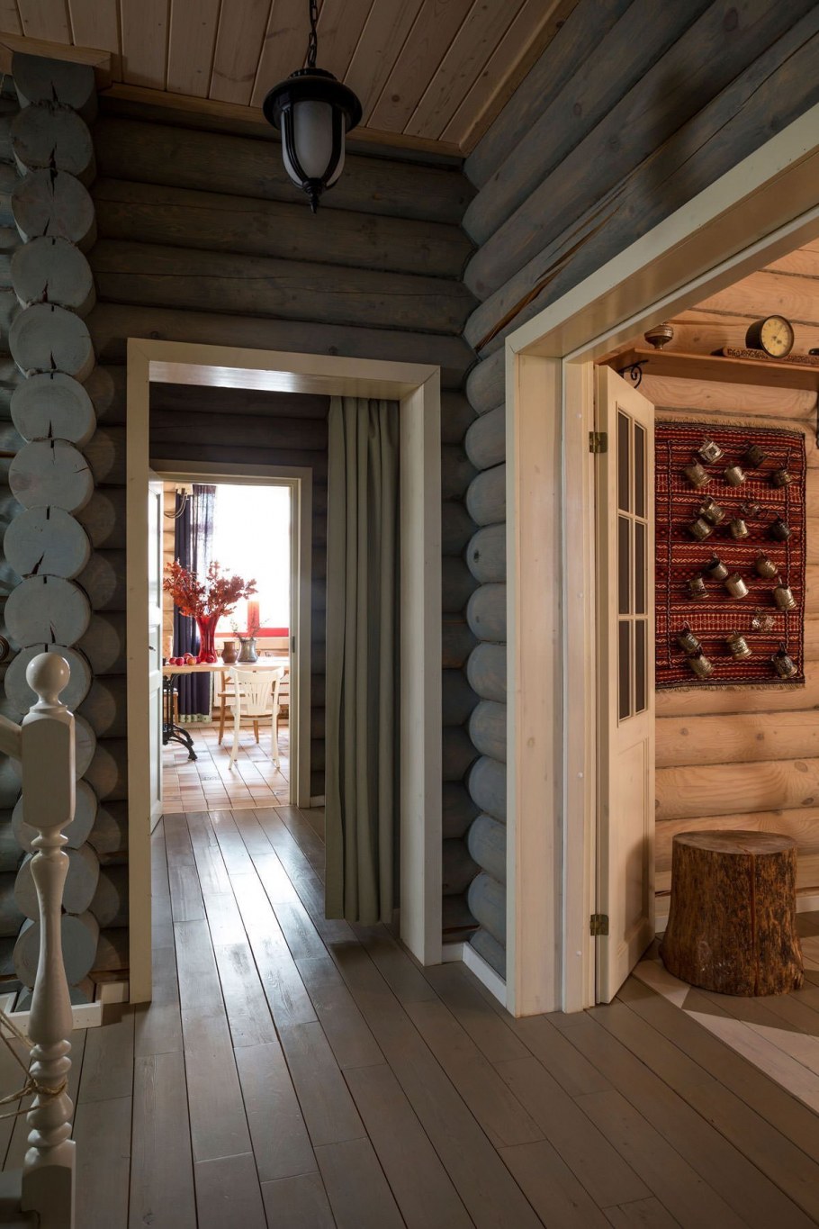 Интерьер гостиной в доме из бревна