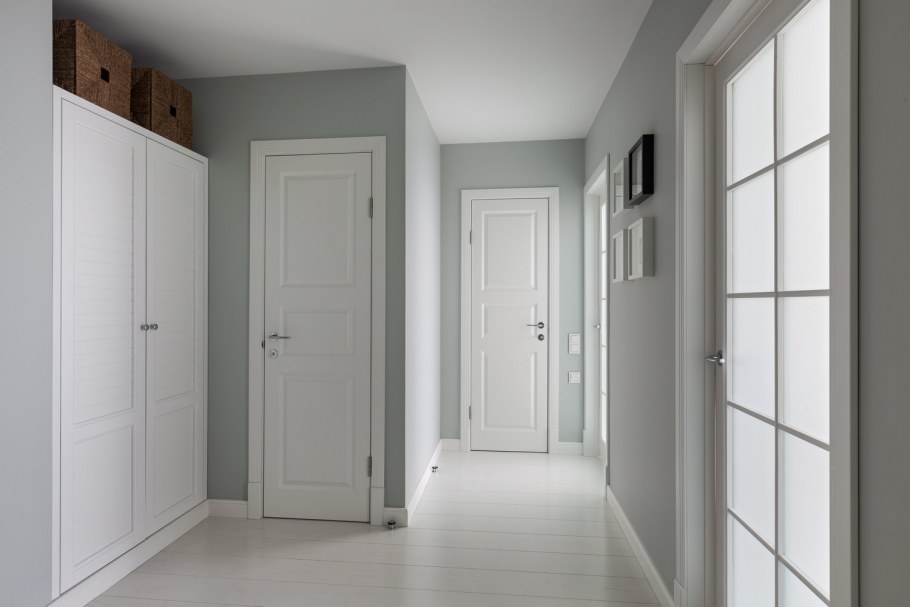 Светлые двери в интерьере