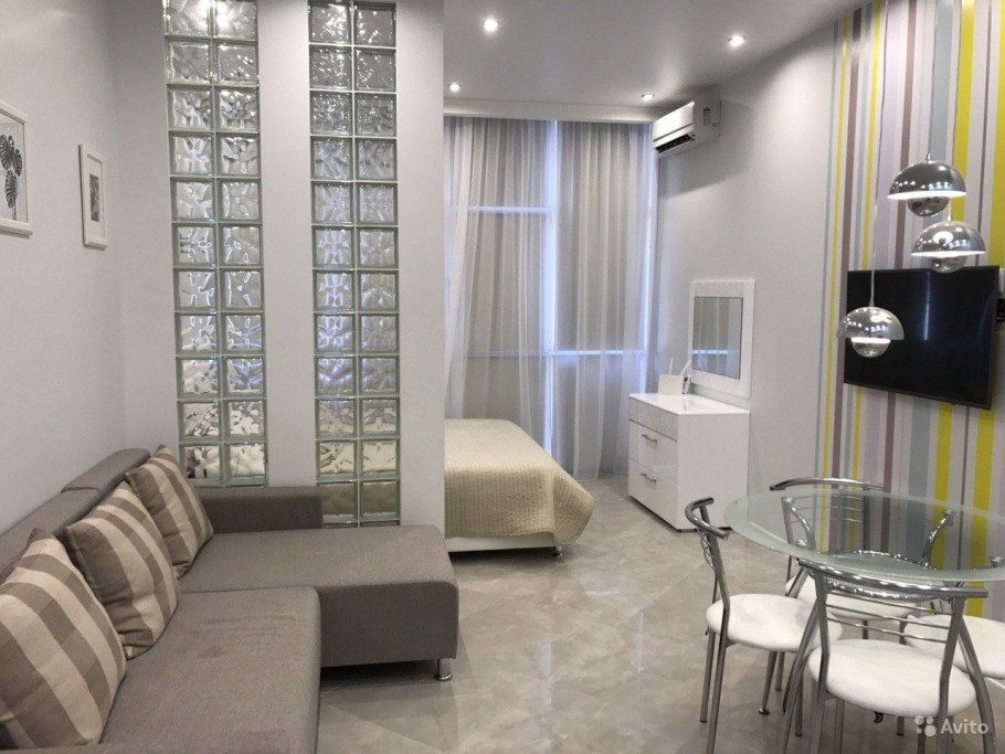 Перегородки из стеклоблоков в студии