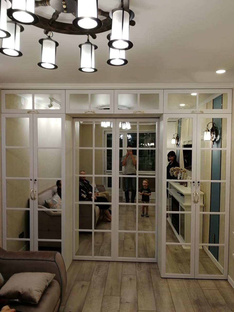 Шторы на арочные окна в классическом интерьере