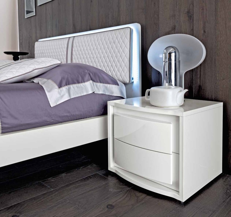 Прикроватный столик для спальни