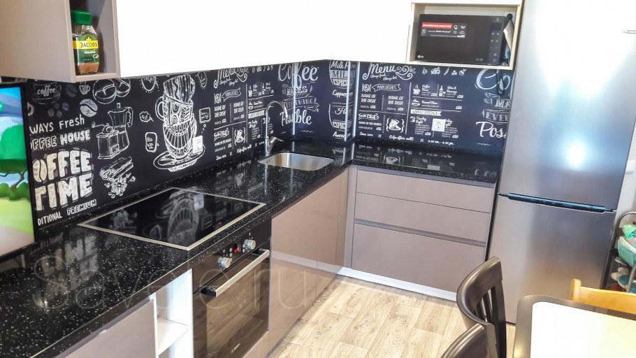 Кухня с черной столешницей и фартуком