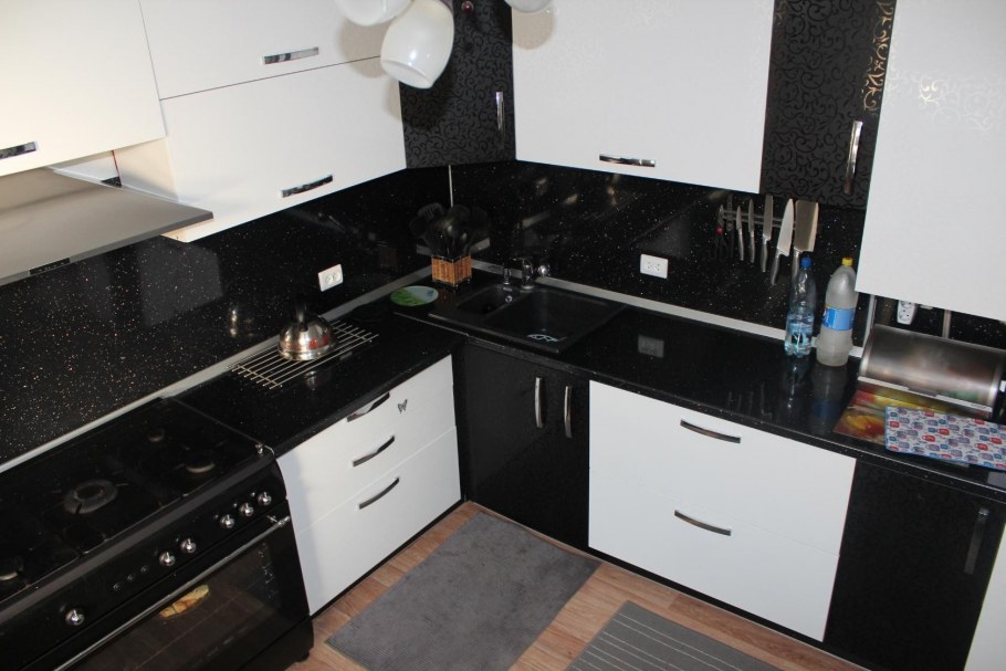 Белая кухня с черной столешницей