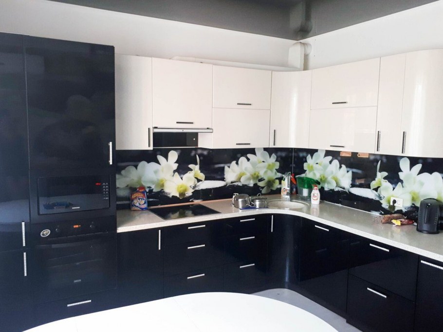 Кухонные гарнитуры с черным фартуком