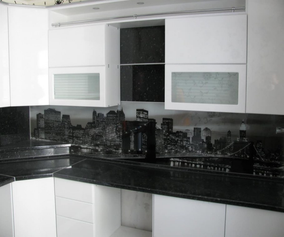 Кухня с черной столешницей и фартуком