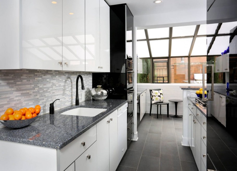 Плитка для кухни с темной столешницей